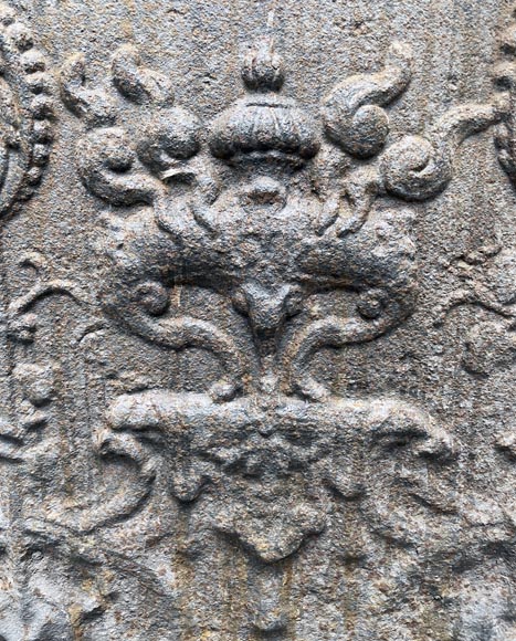 Plaque de cheminée de style rocaille ornée d’un brûle-parfum fumant Plaque de cheminée de style rocaille ornée d’un brûle-parfum fumant-2