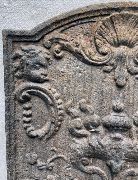 Plaque de cheminée de style rocaille ornée d’un brûle-parfum fumant Plaque de cheminée de style rocaille ornée d’un brûle-parfum fumant-3