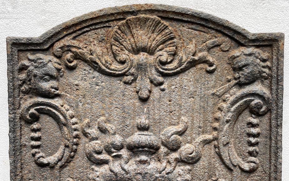 Plaque de cheminée de style rocaille ornée d’un brûle-parfum fumant Plaque de cheminée de style rocaille ornée d’un brûle-parfum fumant-4