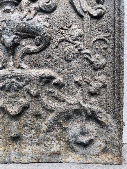 Plaque de cheminée de style rocaille ornée d’un brûle-parfum fumant Plaque de cheminée de style rocaille ornée d’un brûle-parfum fumant-5