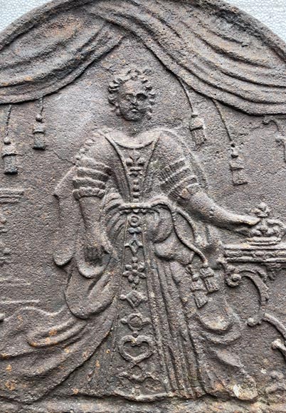 Plaque de cheminée du XVIIIe siècle de style Louis XV représentant la reine de France Marie Leczinska Plaque de cheminée du XVIIIe siècle de style Louis XV représentant la reine de France Marie Leczinska-2