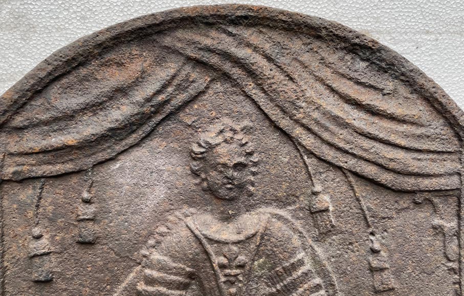 Plaque de cheminée du XVIIIe siècle de style Louis XV représentant la reine de France Marie Leczinska Plaque de cheminée du XVIIIe siècle de style Louis XV représentant la reine de France Marie Leczinska-3