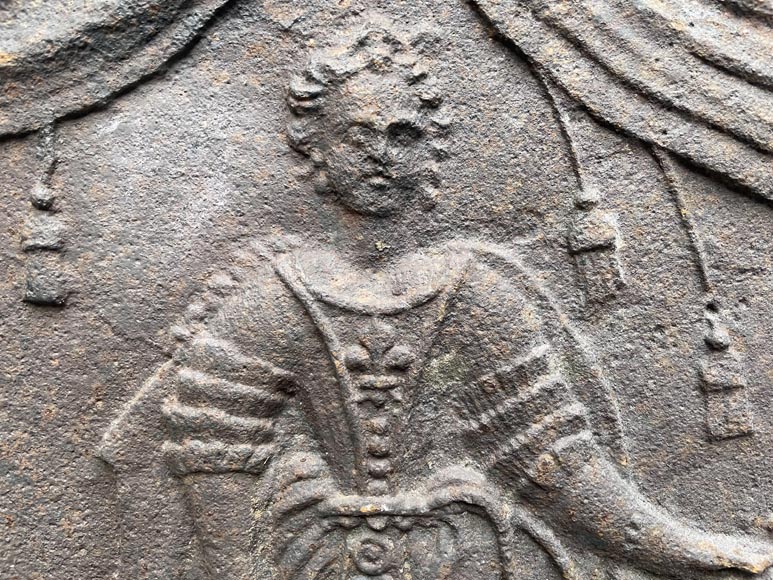 Plaque de cheminée du XVIIIe siècle de style Louis XV représentant la reine de France Marie Leczinska Plaque de cheminée du XVIIIe siècle de style Louis XV représentant la reine de France Marie Leczinska-5