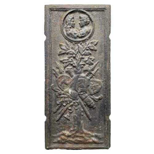 Plaque de cheminée du XVIIe siècle ornée d’un trophée guerrier surmonté d’un médaillon au double portrait