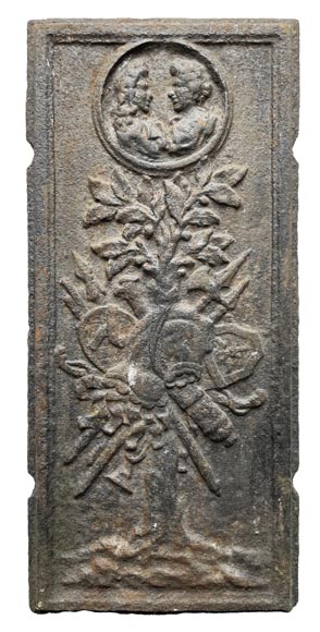 Plaque de cheminée du XVIIe siècle ornée d’un trophée guerrier surmonté d’un médaillon au double portrait Plaque de cheminée du XVIIe siècle ornée d’un trophée guerrier surmonté d’un médaillon au double portrait-0