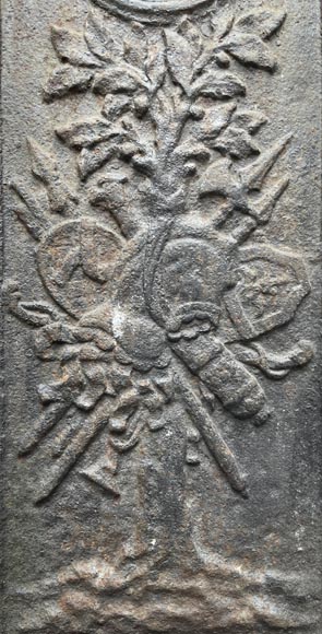 Plaque de cheminée du XVIIe siècle ornée d’un trophée guerrier surmonté d’un médaillon au double portrait Plaque de cheminée du XVIIe siècle ornée d’un trophée guerrier surmonté d’un médaillon au double portrait-1