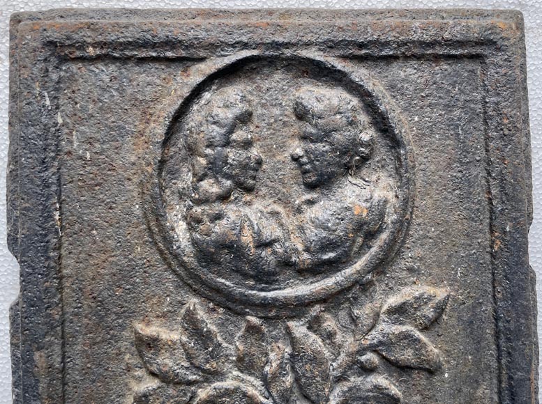 Plaque de cheminée du XVIIe siècle ornée d’un trophée guerrier surmonté d’un médaillon au double portrait Plaque de cheminée du XVIIe siècle ornée d’un trophée guerrier surmonté d’un médaillon au double portrait-2