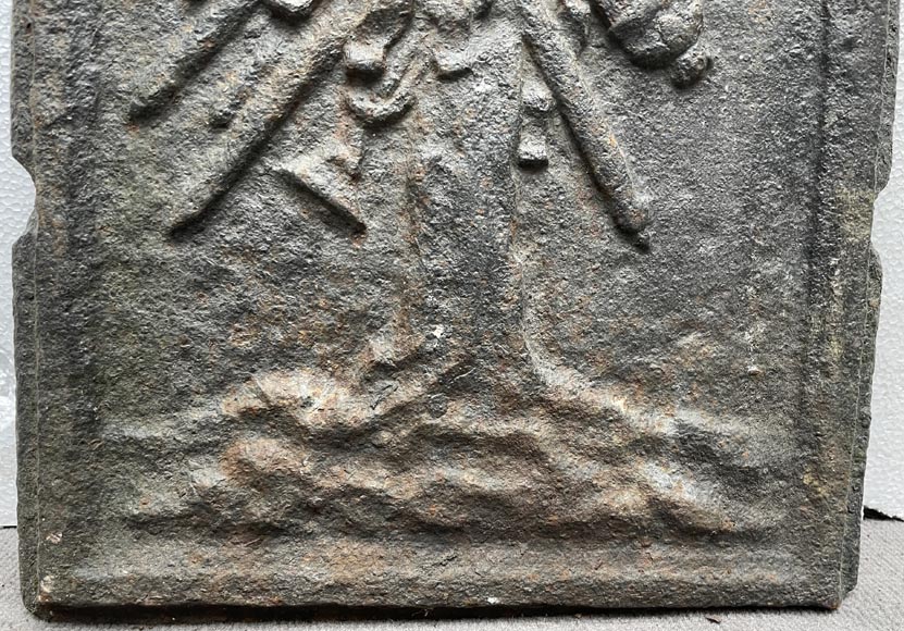 Plaque de cheminée du XVIIe siècle ornée d’un trophée guerrier surmonté d’un médaillon au double portrait Plaque de cheminée du XVIIe siècle ornée d’un trophée guerrier surmonté d’un médaillon au double portrait-3