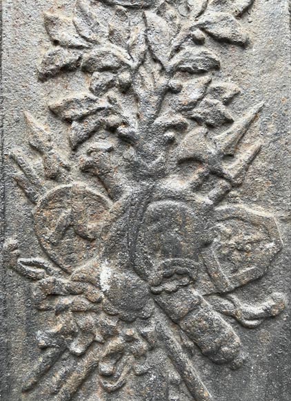 Plaque de cheminée du XVIIe siècle ornée d’un trophée guerrier surmonté d’un médaillon au double portrait Plaque de cheminée du XVIIe siècle ornée d’un trophée guerrier surmonté d’un médaillon au double portrait-4