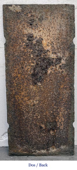 Plaque de cheminée du XVIIe siècle ornée d’un trophée guerrier surmonté d’un médaillon au double portrait Plaque de cheminée du XVIIe siècle ornée d’un trophée guerrier surmonté d’un médaillon au double portrait-5