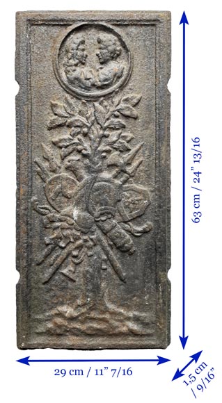 Plaque de cheminée du XVIIe siècle ornée d’un trophée guerrier surmonté d’un médaillon au double portrait Plaque de cheminée du XVIIe siècle ornée d’un trophée guerrier surmonté d’un médaillon au double portrait-6