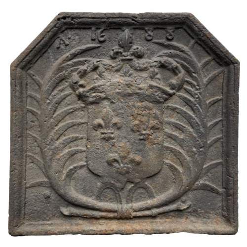 Plaque de cheminée datée de 1688 aux armes de France