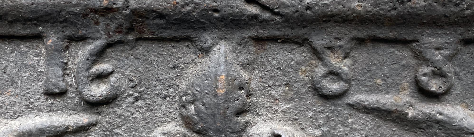 Plaque de cheminée datée de 1688 aux armes de France Plaque de cheminée datée de 1688 aux armes de France-1