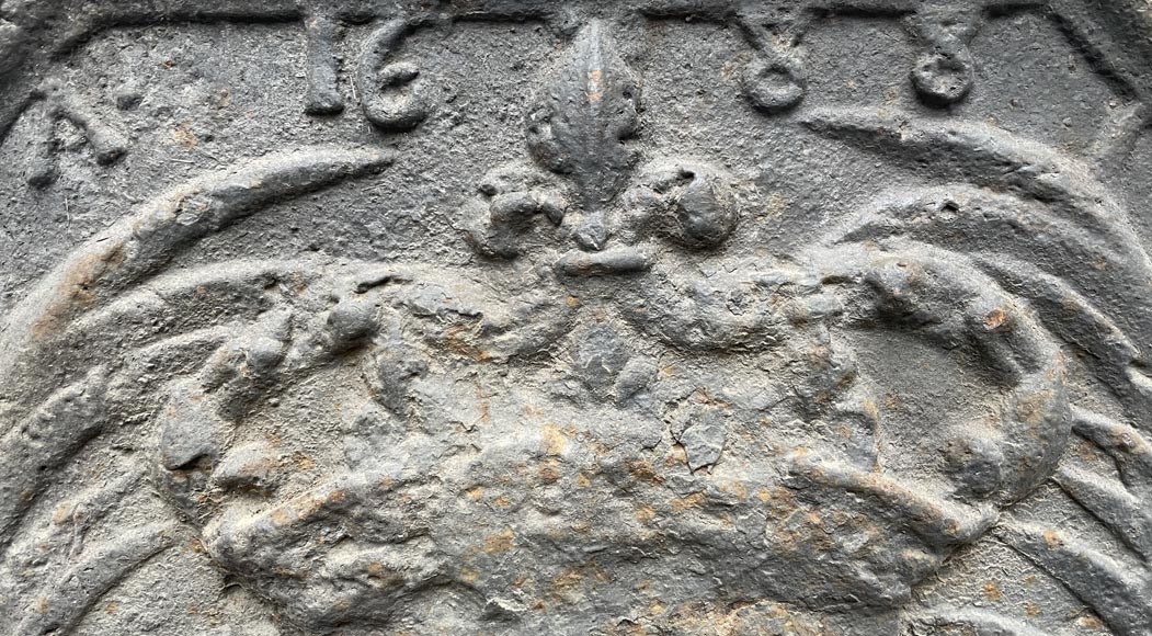 Plaque de cheminée datée de 1688 aux armes de France Plaque de cheminée datée de 1688 aux armes de France-3