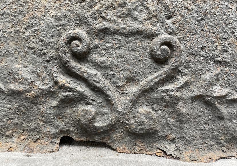 Plaque de cheminée du XVIIIe siècle ornée d’un panier de fleurs Plaque de cheminée du XVIIIe siècle ornée d’un panier de fleurs-3