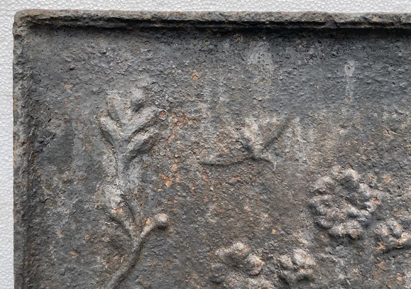 Plaque de cheminée du XVIIIe siècle ornée d’un panier de fleurs Plaque de cheminée du XVIIIe siècle ornée d’un panier de fleurs-4