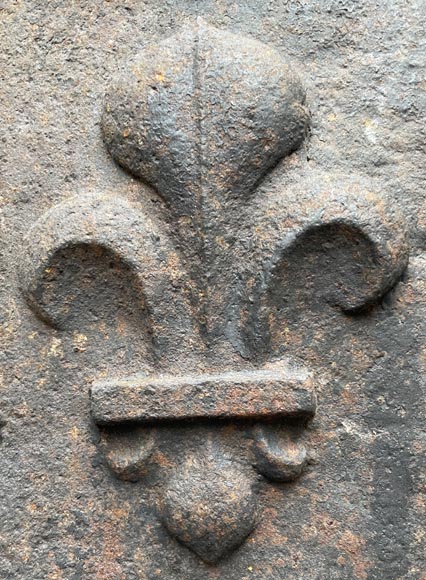 Plaque de cheminée du XVIIIe siècle présentant une triple figuration des armes de France Plaque de cheminée du XVIIIe siècle présentant une triple figuration des armes de France-6