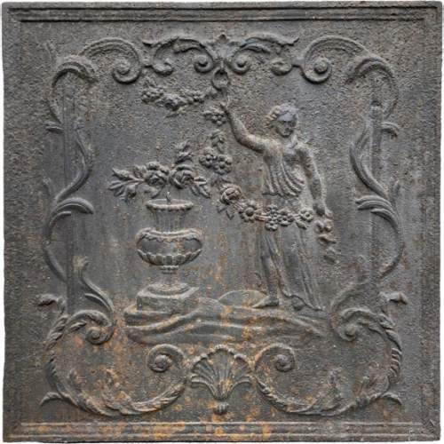 Plaque de cheminée du XVIIIe siècle représentant une figure féminine à la guirlande de fleur à côté d’un vase antique