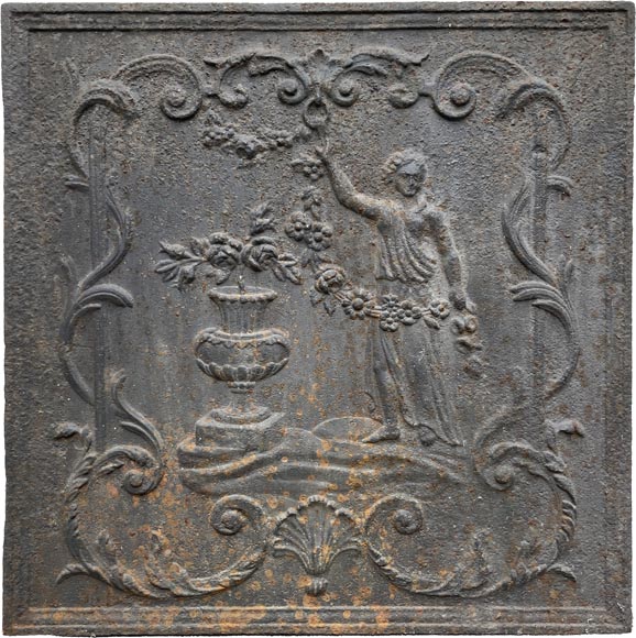 Plaque de cheminée du XVIIIe siècle représentant une figure féminine à la guirlande de fleur à côté d’un vase antique Plaque de cheminée du XVIIIe siècle représentant une figure féminine à la guirlande de fleur à côté d’un vase antique-0