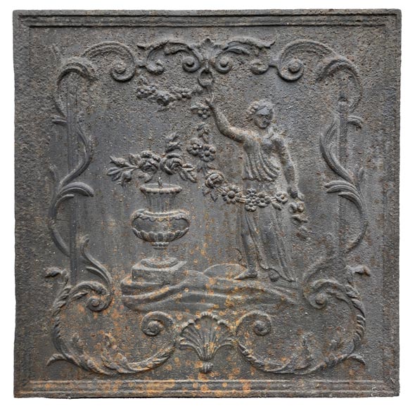 Plaque de cheminée du XVIIIe siècle représentant une figure féminine à la guirlande de fleur à côté d’un vase antique Plaque de cheminée du XVIIIe siècle représentant une figure féminine à la guirlande de fleur à côté d’un vase antique-1