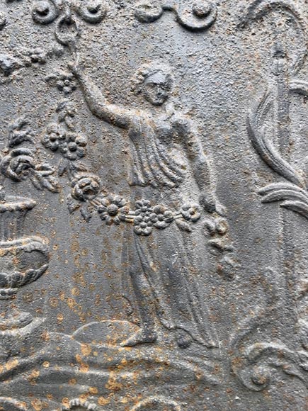 Plaque de cheminée du XVIIIe siècle représentant une figure féminine à la guirlande de fleur à côté d’un vase antique Plaque de cheminée du XVIIIe siècle représentant une figure féminine à la guirlande de fleur à côté d’un vase antique-3