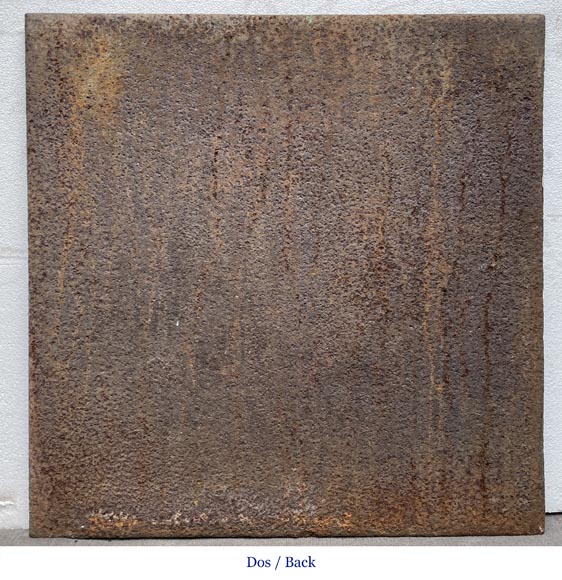 Plaque de cheminée du XVIIIe siècle représentant une figure féminine à la guirlande de fleur à côté d’un vase antique Plaque de cheminée du XVIIIe siècle représentant une figure féminine à la guirlande de fleur à côté d’un vase antique-8