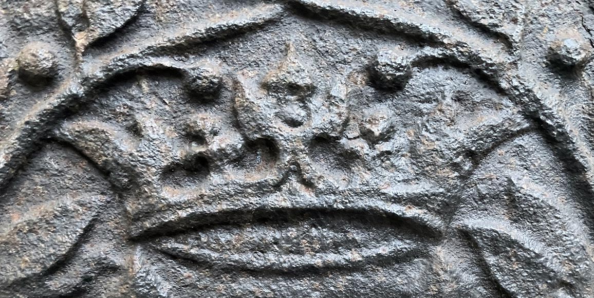 Plaque de cheminée du XVIIIe siècle aux trois lys couronnés, symboles des armes de France Plaque de cheminée du XVIIIe siècle aux trois lys couronnés, symboles des armes de France-2