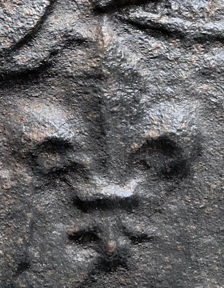 Plaque de cheminée du XVIIIe siècle aux trois lys couronnés, symboles des armes de France Plaque de cheminée du XVIIIe siècle aux trois lys couronnés, symboles des armes de France-3