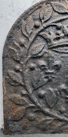 Plaque de cheminée du XVIIIe siècle aux trois lys couronnés, symboles des armes de France Plaque de cheminée du XVIIIe siècle aux trois lys couronnés, symboles des armes de France-4