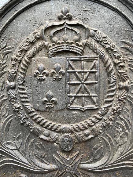 Plaque de cheminée du XVIIe siècle aux armes de France et de Navarre Plaque de cheminée du XVIIe siècle aux armes de France et de Navarre-1