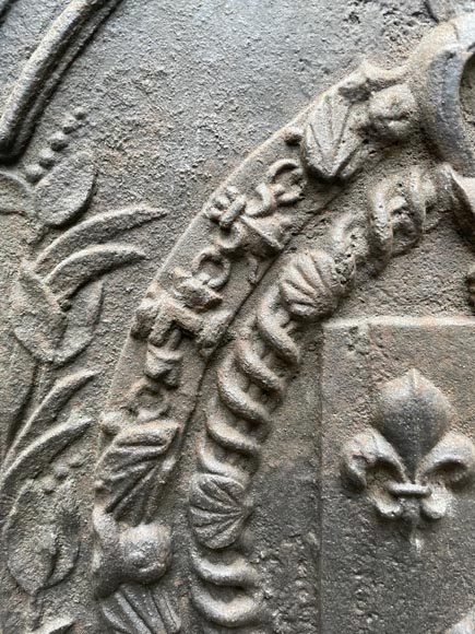 Plaque de cheminée du XVIIe siècle aux armes de France et de Navarre Plaque de cheminée du XVIIe siècle aux armes de France et de Navarre-3