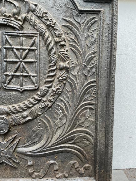 Plaque de cheminée du XVIIe siècle aux armes de France et de Navarre Plaque de cheminée du XVIIe siècle aux armes de France et de Navarre-6