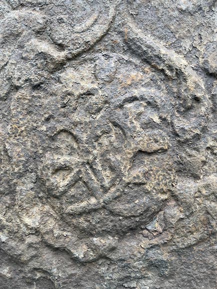 Plaque de cheminée de style Louis XV du XVIIIe siècle au monogramme Plaque de cheminée de style Louis XV du XVIIIe siècle au monogramme-1