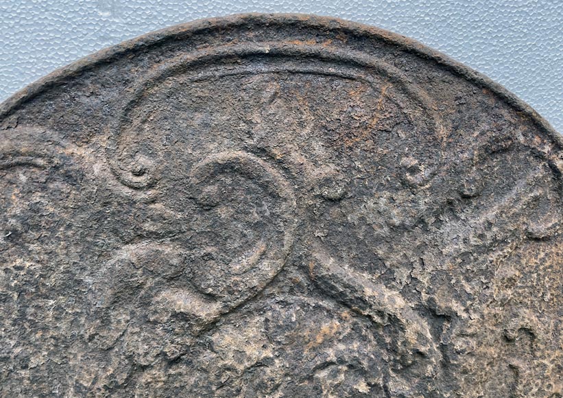 Plaque de cheminée de style Louis XV du XVIIIe siècle au monogramme Plaque de cheminée de style Louis XV du XVIIIe siècle au monogramme-2