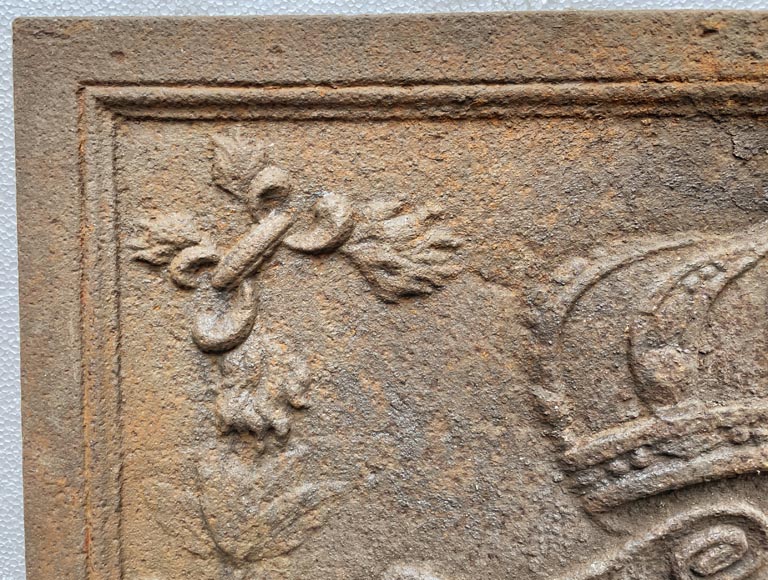 Plaque de cheminée du XVIIIe siècle aux armes couronné Plaque de cheminée du XVIIIe siècle aux armes couronné-2