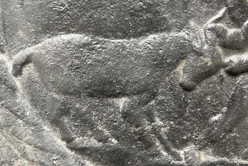 Plaque de cheminée du XVIIIe siècle figurant un amour jouant avec une chèvre Plaque de cheminée du XVIIIe siècle figurant un amour jouant avec une chèvre-2