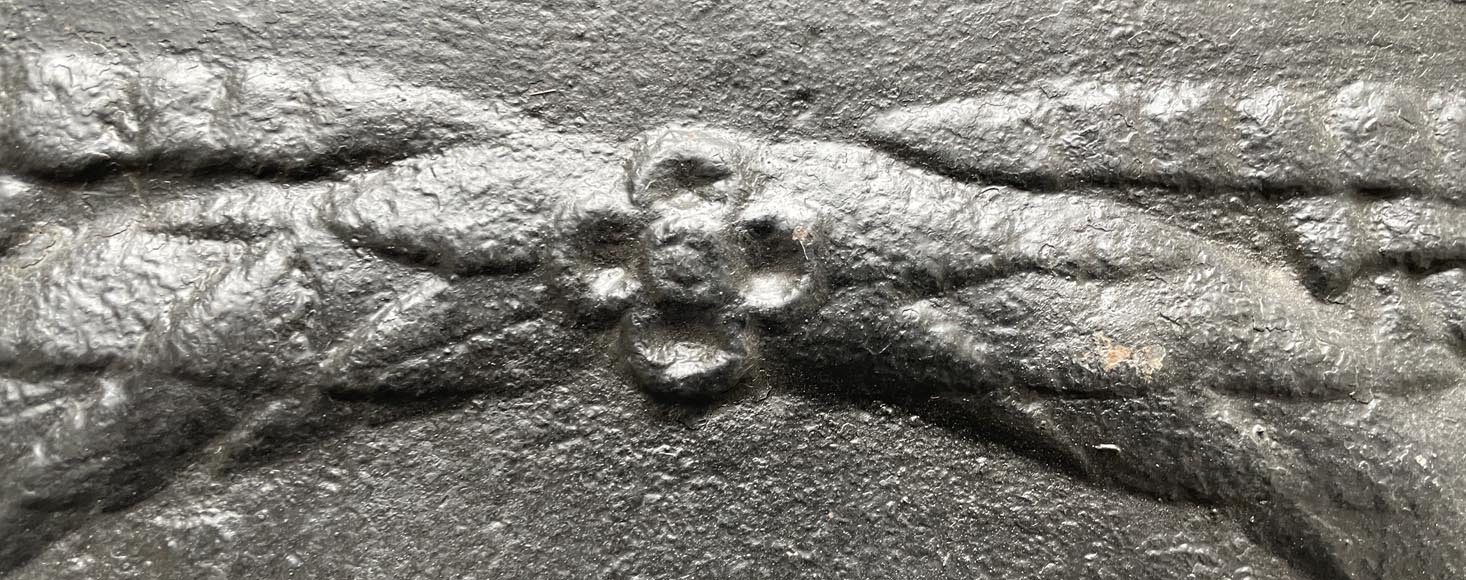 Plaque de cheminée du XVIIIe siècle figurant un amour jouant avec une chèvre Plaque de cheminée du XVIIIe siècle figurant un amour jouant avec une chèvre-4