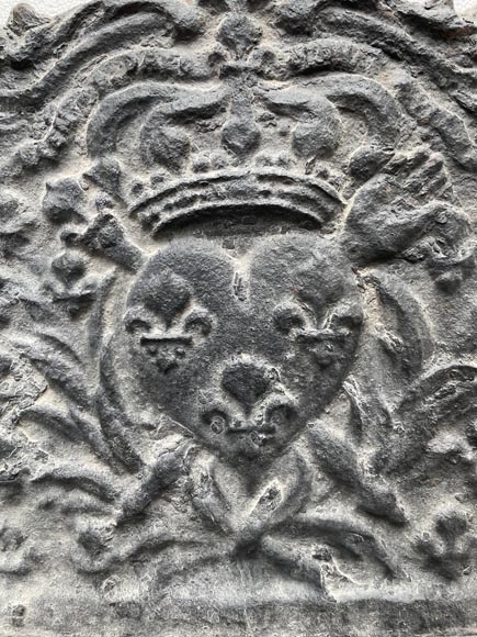 Plaque de cheminée du XVIIIe siècle représentant les symboles de la monarchie française Plaque de cheminée du XVIIIe siècle représentant les symboles de la monarchie française-1