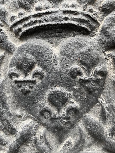 Plaque de cheminée du XVIIIe siècle représentant les symboles de la monarchie française Plaque de cheminée du XVIIIe siècle représentant les symboles de la monarchie française-2