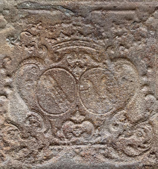 Plaque de cheminée du XVIIIe siècles aux deux écus Plaque de cheminée du XVIIIe siècles aux deux écus-1