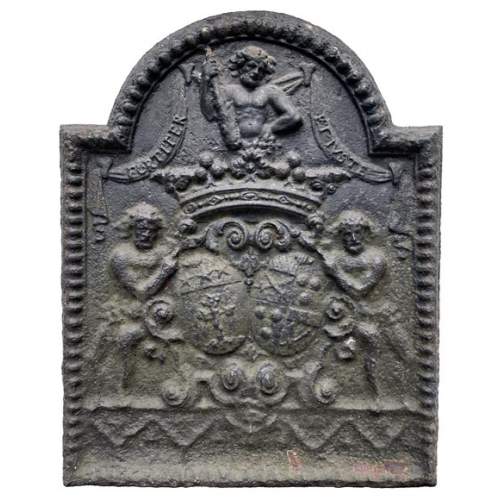 Plaque de cheminée du XVIIIe siècle aux deux écus entourés par trois hommes sauvages