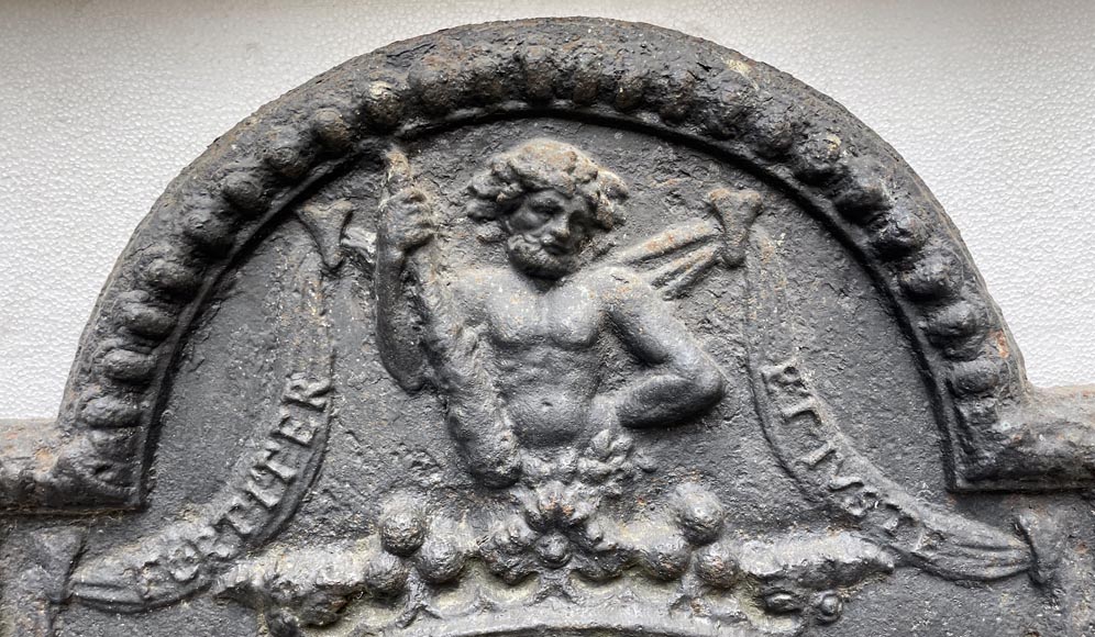 Plaque de cheminée du XVIIIe siècle aux deux écus entourés par trois hommes sauvages Plaque de cheminée du XVIIIe siècle aux deux écus entourés par trois hommes sauvages-1