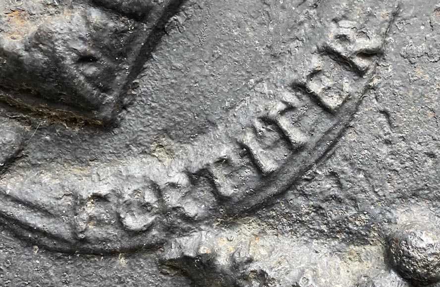 Plaque de cheminée du XVIIIe siècle aux deux écus entourés par trois hommes sauvages Plaque de cheminée du XVIIIe siècle aux deux écus entourés par trois hommes sauvages-2