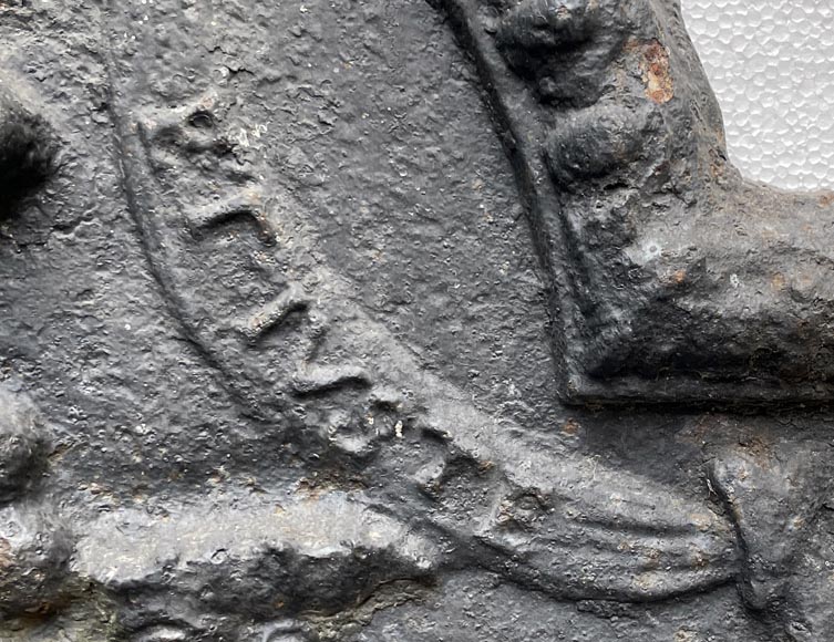 Plaque de cheminée du XVIIIe siècle aux deux écus entourés par trois hommes sauvages Plaque de cheminée du XVIIIe siècle aux deux écus entourés par trois hommes sauvages-3