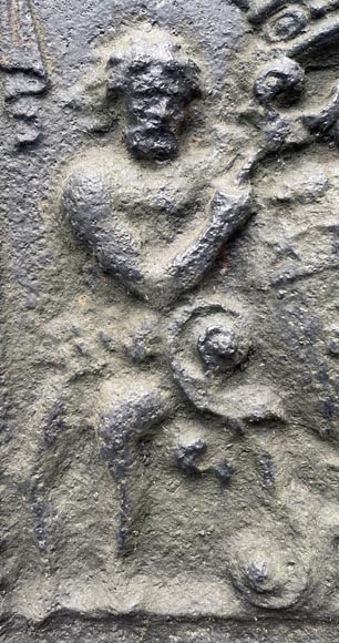 Plaque de cheminée du XVIIIe siècle aux deux écus entourés par trois hommes sauvages Plaque de cheminée du XVIIIe siècle aux deux écus entourés par trois hommes sauvages-4