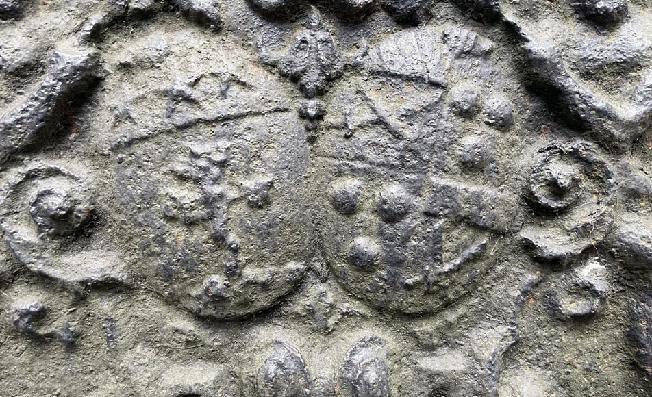 Plaque de cheminée du XVIIIe siècle aux deux écus entourés par trois hommes sauvages Plaque de cheminée du XVIIIe siècle aux deux écus entourés par trois hommes sauvages-5