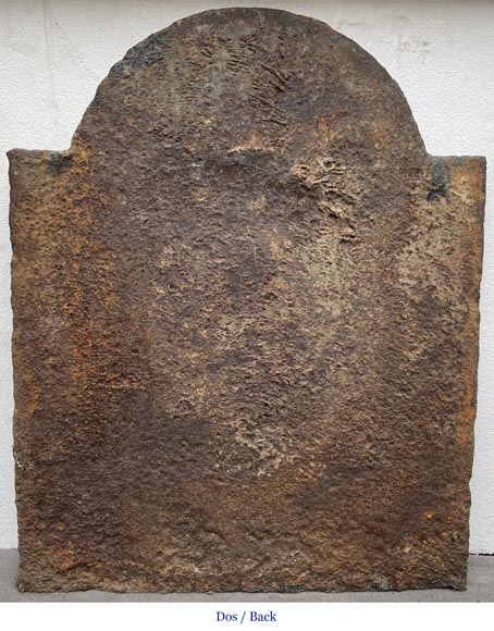 Plaque de cheminée du XVIIIe siècle aux deux écus entourés par trois hommes sauvages Plaque de cheminée du XVIIIe siècle aux deux écus entourés par trois hommes sauvages-6