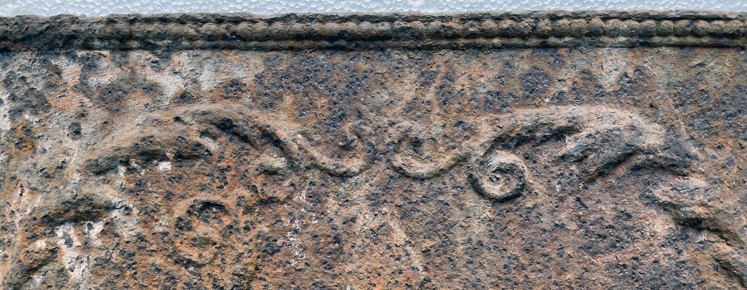 Plaque de cheminée du XIXe siècle représentant Saint Éloi Plaque de cheminée du XIXe siècle représentant Saint Éloi-2