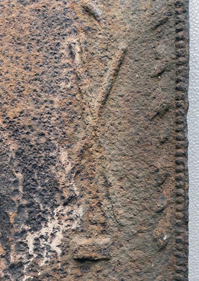 Plaque de cheminée du XIXe siècle représentant Saint Éloi Plaque de cheminée du XIXe siècle représentant Saint Éloi-4