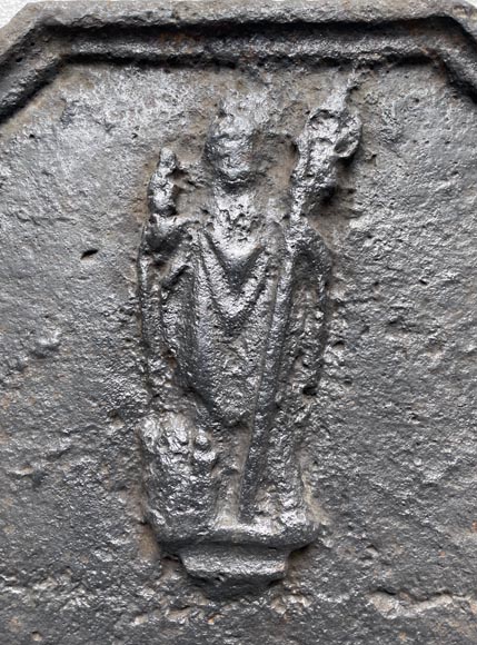 Plaque de cheminée du XVIe siècle figurant un évêque ou un saint Plaque de cheminée du XVIe siècle figurant un évêque ou un saint-1